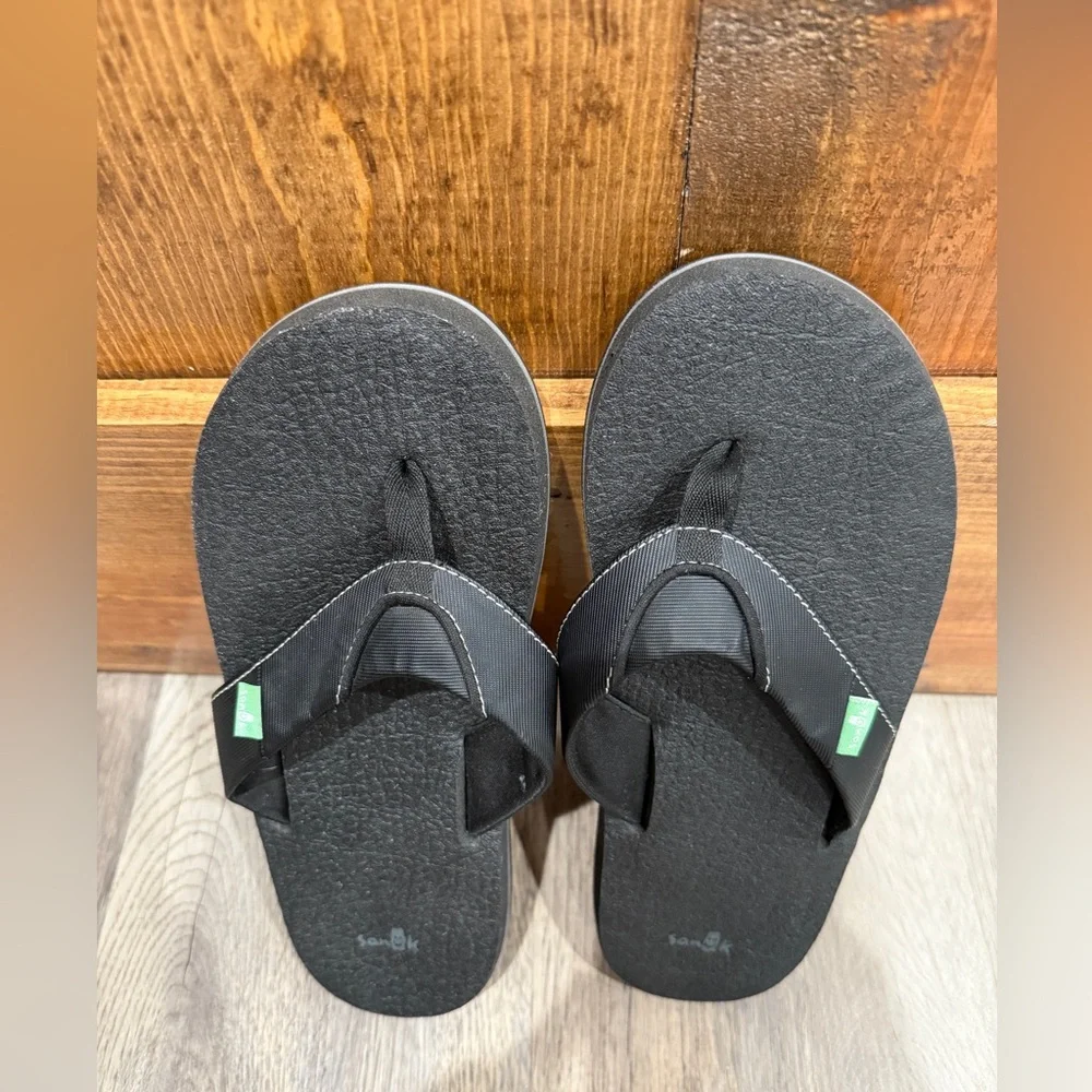 Sanuk black flip flops. Men's size‎ 6-7